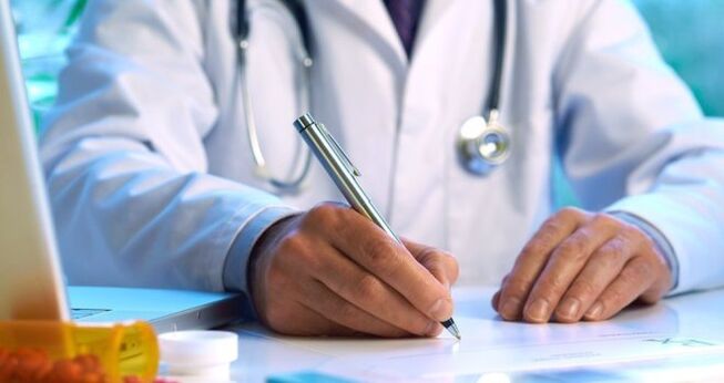 Lekár predpisuje liečbu pacientovi s parazitmi pod kožou